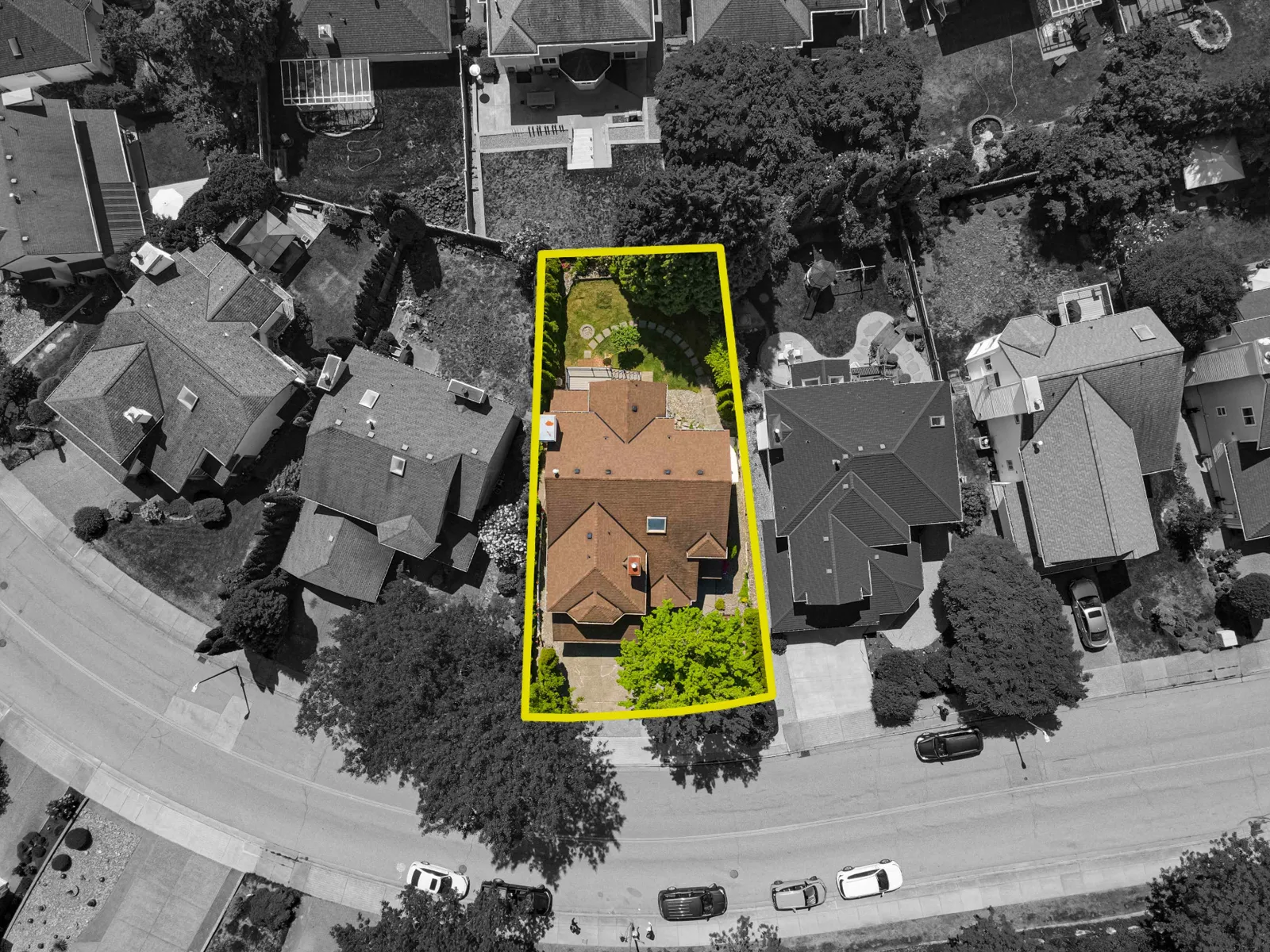 Drone photography with highlighted property boundaries for a Surrey-area home